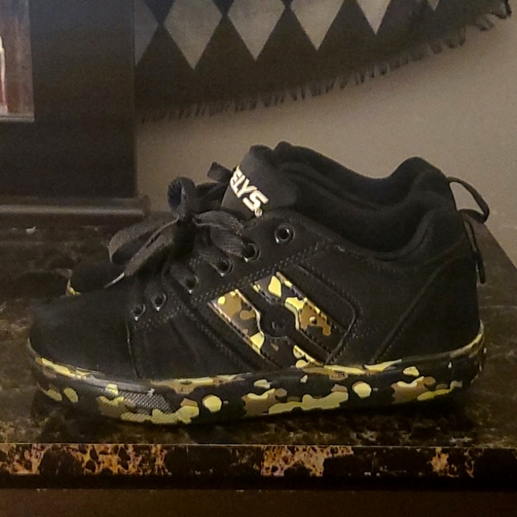 Heeleys  Boys Shoes size 4 youth - Picture 1 of 6